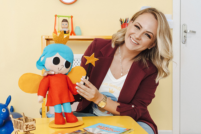 Deborah Zarth Demenech com a boneca da Fada Falah